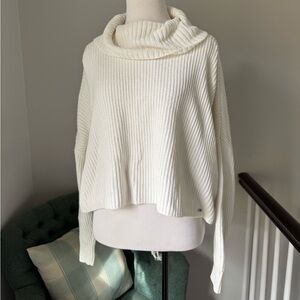 Hollister white cowl neck knit sweater 
Size XS